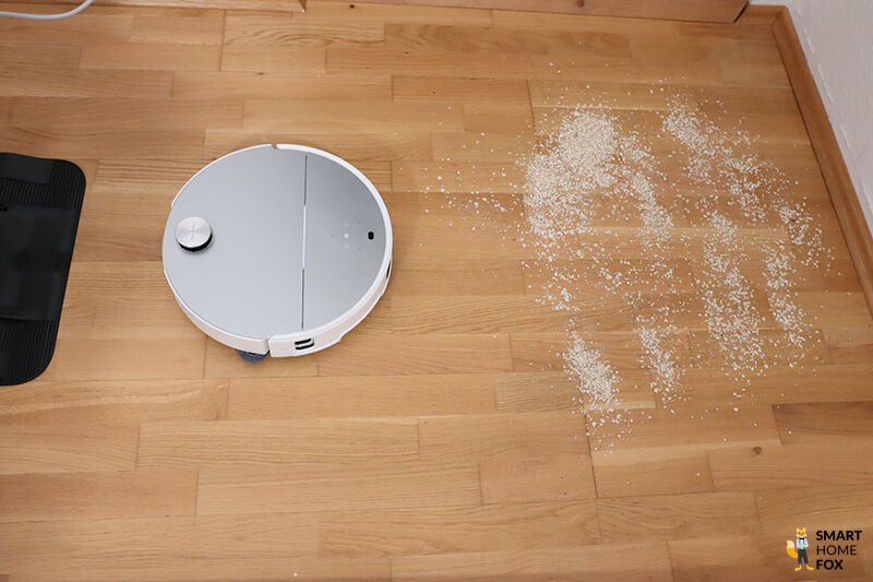 Roborock Saros 10 saugt Haferflocken vom Parkett